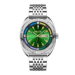 Dettaglio orologio al quarzo con quadrante verde e cinturino in acciaio