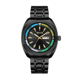 Vista frontale orologio al quarzo nero da uomo con lunetta colorata e acciaio