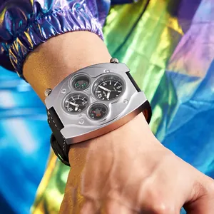 Primer plano de un reloj de cuarzo para hombre estilo punk con brújulas integradas