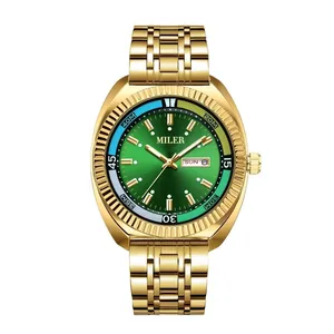 Vista dettagliata dell'orologio al quarzo dorato da uomo con quadrante verde e data.