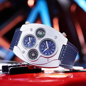 Detalle de un reloj punk para hombre con brújula y correa de cuero azul sobre una guitarra
