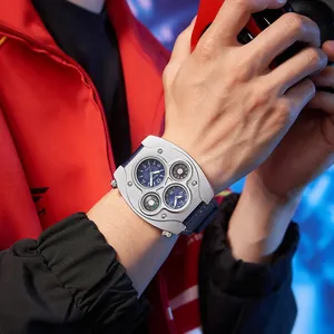 Primer plano de un reloj de cuarzo para hombre estilo punk con brújula y esfera grande