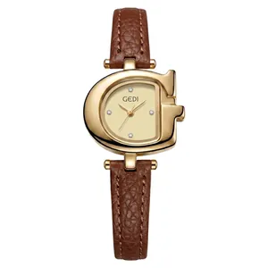 Elegante reloj de cuarzo GEDI para mujer con caja dorada en forma de G y correa de cuero marrón