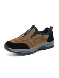 Detailansicht braun-schwarzer Outdoor-Slipper mit langlebiger Profilsohle für Herren.