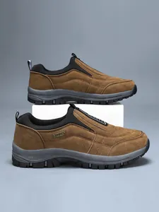 Detaillierte Seitenansicht von braunen Wildleder Herren-Outdoor-Walking-Slippern