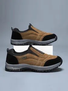 Braune Wildleder-Slipper zum Wandern mit rutschfester Outdoor-Sohle und Sport-Detail