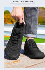 Primer plano de zapatos casuales de malla transpirable negros ligeros para exterior