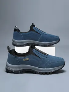 Blaue Wildleder-Slipper für den Außenbereich mit robuster Gummisohle und Sport-Tag.