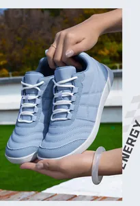 Vista detallada de zapatillas casual azul claro con patrón acolchado y cordones