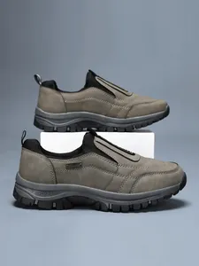 Herren Slip-On Outdoor-Wanderschuhe in Khaki-Grau mit robuster Gummisohle und Ziernähten.