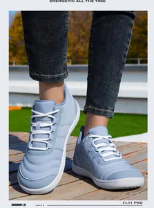 Primer plano detallado de zapatillas casual azul claro con cordones blancos en deck