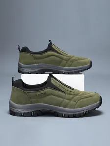 Detailansicht der olivgrünen Outdoor-Freizeitschuhe für Herren mit Slipper-Design