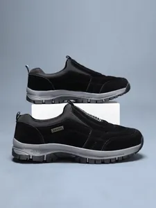Robuste schwarze Outdoor-Walkingschuhe für Herren zum Hineinschlüpfen mit Gummisohle.