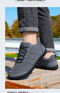 Vista detallada de zapatillas casuales grises con diseño acolchado sobre plataforma