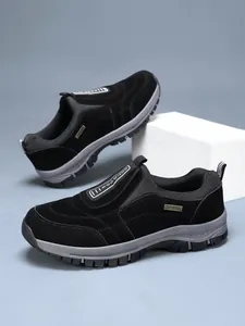 Schwarze Outdoor-Walking-Schuhe für Herren, Slipper-Design mit robuster Sohle