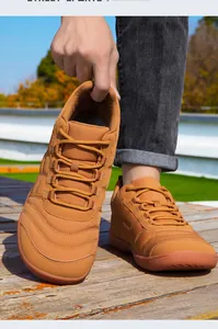 Vista detallada de zapatos casuales marrones ligeros con diseño de punta ancha en una terraza.