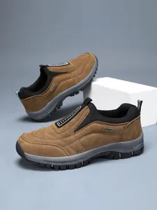 Makrodetail der braunen Wildleder-Outdoor-Walkingschuhe mit robuster Gummisohle