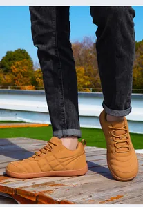 Zapatillas casuales amarillo mostaza lucidas por un modelo en un parque al aire libre