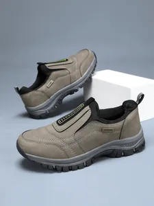Detailansicht der Herren Slip-On Outdoor Wanderschuhe mit strapazierfähigen Gummisohlen