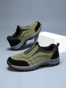 Makrodetail von olivgrünen Outdoor-Walking-Schuhen für Herren mit robuster Griffsohle