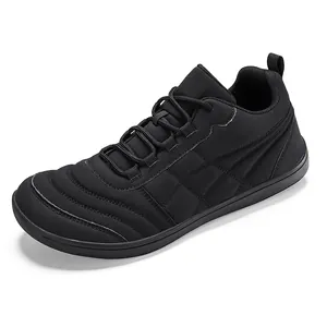Zapatillas negras de punta ancha para comodidad diaria y suela antideslizante de calidad.