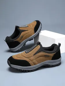 Detailansicht der bequemen Herren-Outdoor-Walkingschuhe zum Hineinschlüpfen in Braun