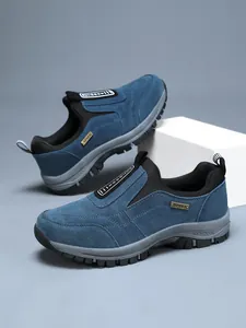 Detailaufnahme blauer Outdoor-Walking-Schuhe aus Wildleder mit robuster Profilsohle