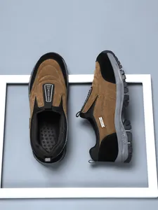 Detaillierte Ansicht brauner Outdoor-Walking-Schuhe zum Hineinschlüpfen