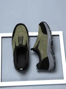 Detailansicht der olivgrünen Outdoor-Slipper-Wanderschuhe mit strapazierfähigen Gummisohlen.