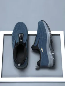 Detailansicht der blauen Wildleder-Walking-Schuhe für Herren mit robuster Profilsohle