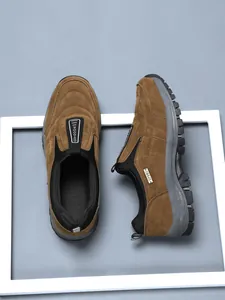 Detailansicht der braunen Wildleder-Wanderschuhe für Herren mit rutschfester Sohle