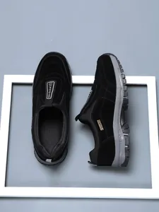 Detailansicht der schwarzen Outdoor-Wanderschuhe zum Slipper mit grauer Profilsohle