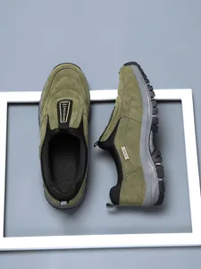 Detailaufnahme von olivgrünen Herren-Slipper-Outdoor-Wanderschuhen aus Wildleder mit Sohle