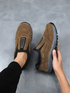 Detailaufnahme der braunen Wildleder Slipper Outdoor Walkingschuhe für Herren