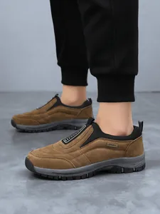 Detailansicht der braunen Wildleder-Outdoor-Walking-Schuhe für Herren mit SPORT-Schild