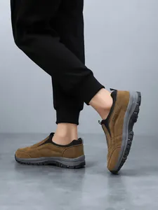 Detaillierte Seitenansicht brauner Outdoor-Wanderschuhe aus Wildleder zum Hineinschlüpfen.
