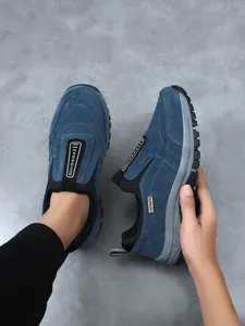 Detailansicht der blauen Outdoor-Wanderschuhe aus Wildleder für Herren zum Hineinschlüpfen