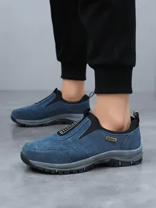Blaue Outdoor-Wanderschuhe für Herren aus Wildleder, Slip-On-Design mit rutschfester Sohle.