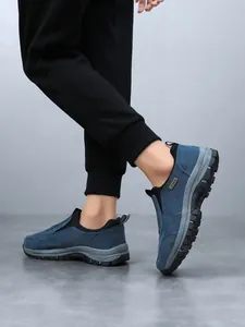 Seitenansicht blauer Wildleder-Slipper für Herren mit robuster Outdoor-Sohle für Alltag