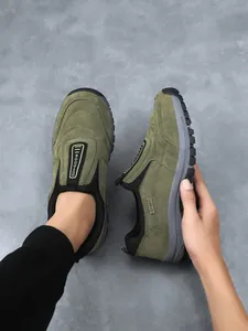 Detailansicht der olivgrünen Herren-Slipper für Outdoor- und Freizeitaktivitäten