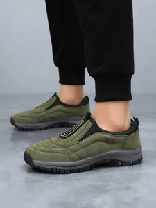 Detailansicht der langlebigen armee-grünen Slip-on-Outdoor-Walkingschuhe für Herren