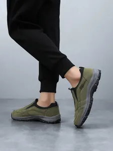 Detailliertes Seitenprofil grüner Outdoor-Walkingschuhe mit bequemer Slip-On-Passform.