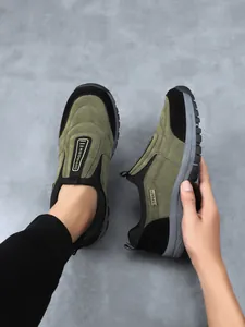 Seitenansicht der olivgrünen Herren-Outdoor-Wanderschuhe mit griffiger Profilsohle