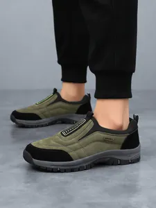 Detailansicht der olivgrünen Outdoor-Wanderschuhe für Herren im Slip-On-Design