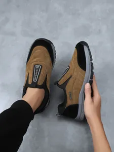 Detailansicht der Outdoor-Walkingschuhe für Herren aus braunem Wildleder zum Hineinschlüpfen