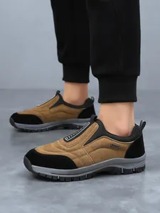Detailaufnahme von braun-schwarzen Outdoor-Slippern für Herren mit dicker Sohle.