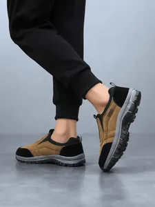Detailansicht brauner und schwarzer Outdoor-Walkingschuhe für Herren zum Schlüpfen
