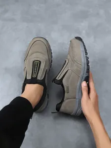 Detaillierte Ansicht grauer Outdoor-Slipper-Wanderschuhe für Herren mit dem Seitenprofil