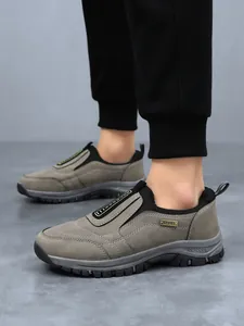 Detailansicht der grauen Herren-Outdoor-Walkingschuhe zum Hineinschlüpfen mit Gummisohle