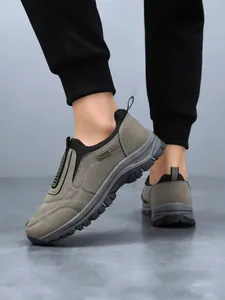 Detailansicht der strapazierfähigen Außensohle und des Slip-On-Designs für Herrenschuhe